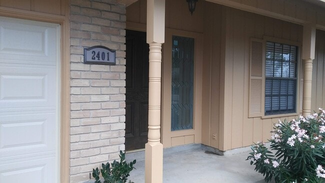 property at 2401 Mariposa Ln