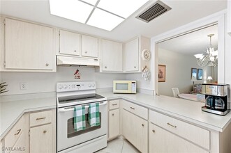 300 Valley Stream Dr in Naples, FL - Building Photo - Building Photo