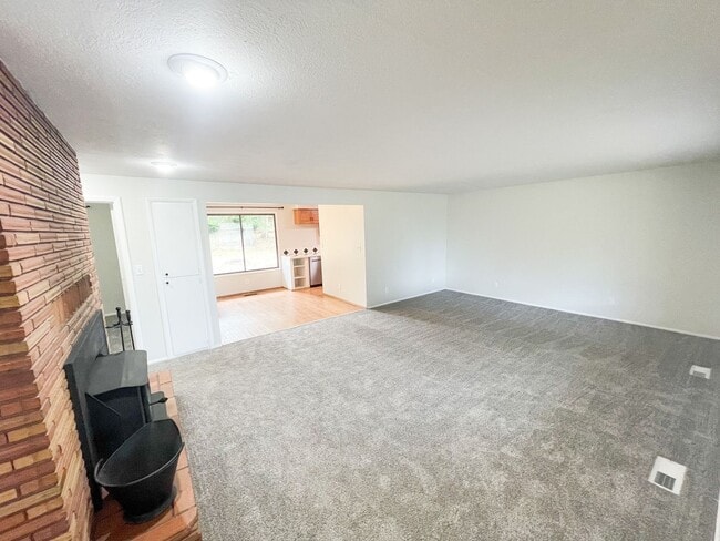 1735 Carlson Dr in Klamath Falls, OR - Building Photo - Building Photo