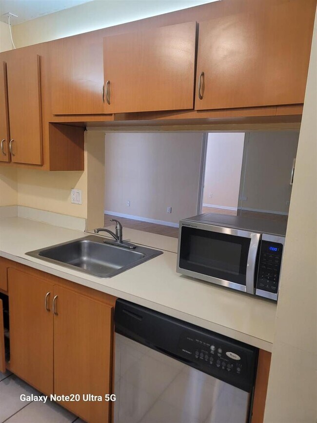 3531 NW 94th Ave in Sunrise, FL - Foto de edificio - Building Photo