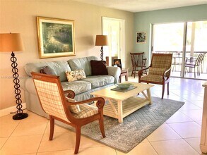 8962 S Hollybrook Blvd in Pembroke Pines, FL - Building Photo - Building Photo