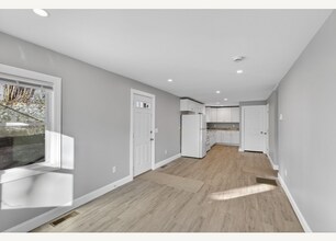 122 Brookside Ave in West Warwick, RI - Building Photo - Building Photo