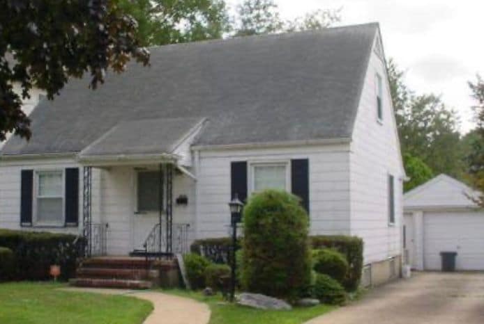 57 Netherwood Dr in Albertson, NY - Building Photo