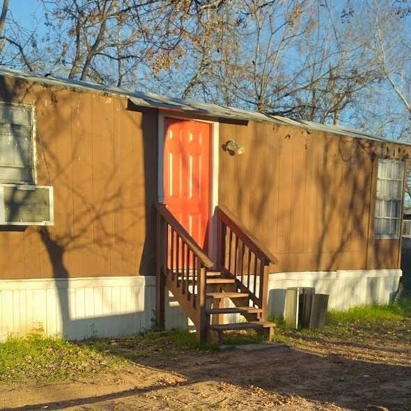 673 Avenue G in Poteet, TX - Foto de edificio