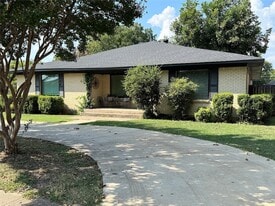 11321 Wyatt St in Dallas, TX - Building Photo