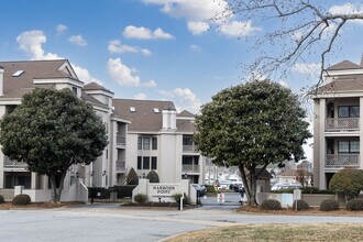 Harbour Point Condominiums in Virginia Beach, VA - Building Photo - Building Photo