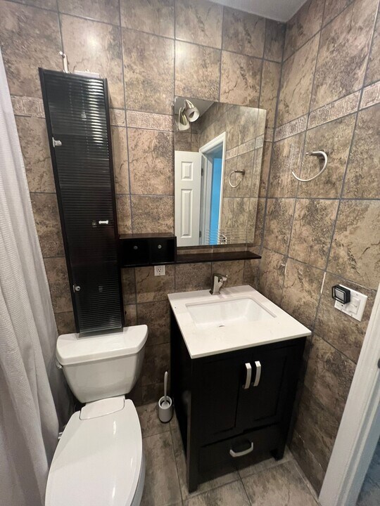 845 NE 37th St in Oakland Park, FL - Building Photo