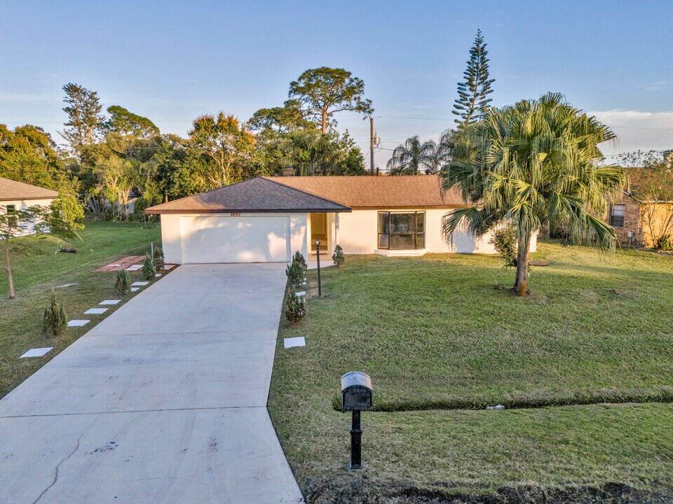 1657 SE Clearmont St in Port St. Lucie, FL - Foto de edificio