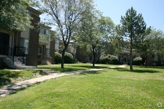 Clovertree Apartments in Flint, MI - Foto de edificio - Building Photo