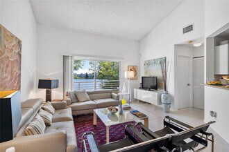 3457 NW 44th St in Lauderdale Lakes, FL - Building Photo - Building Photo