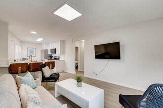 755 Windemere Ct in San Diego, CA - Foto de edificio - Building Photo