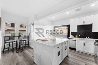 832 Desty St in San Diego, CA - Foto de edificio - Building Photo