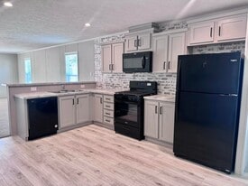 17060 Canterbury Cir in Holly, MI - Building Photo