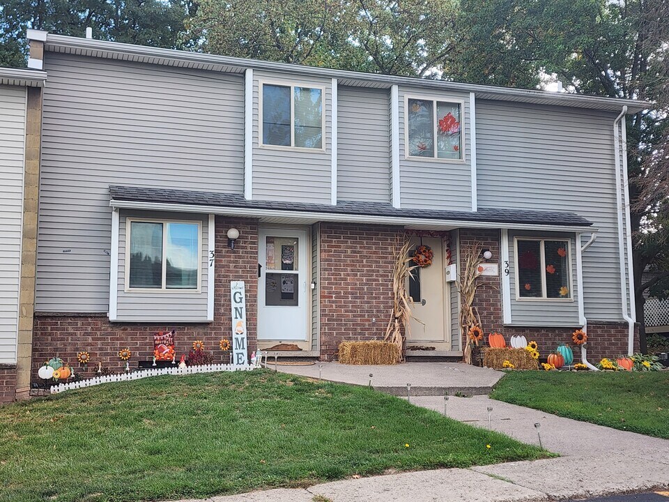 Hilltop View Apartments & Townhomes in Spencerport, NY - Foto de edificio