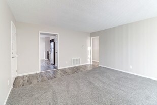 Lincolnshire West in Champaign, IL - Building Photo