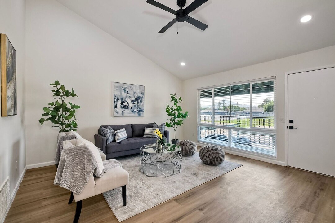 1817 E Grand Ave in Escondido, CA - Building Photo