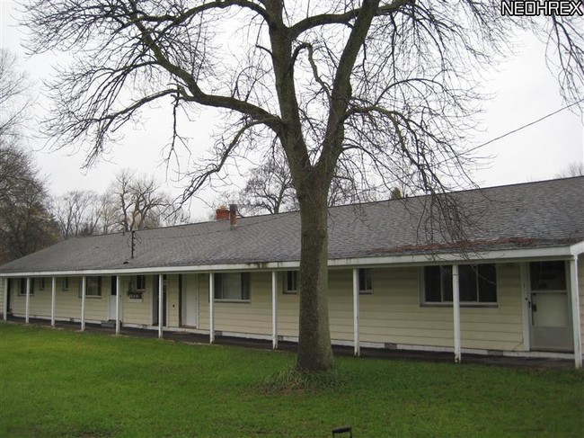 1057 N Aurora Rd in Aurora, OH - Foto de edificio - Building Photo