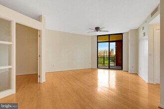 2720 S Arlington Mill Dr in Arlington, VA - Building Photo - Building Photo