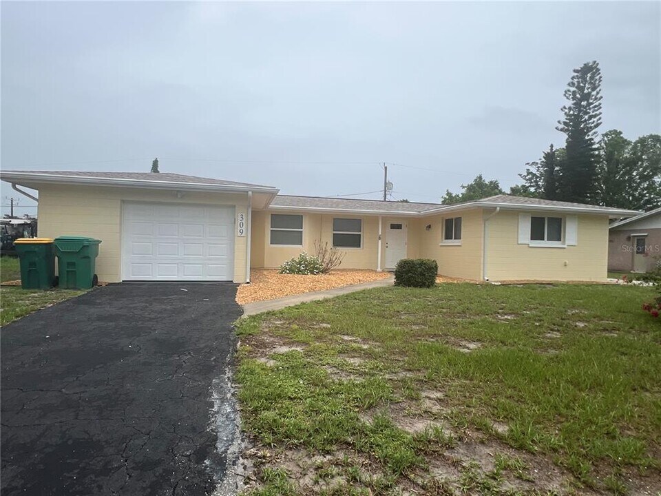 309 Salem Ave NW in Port Charlotte, FL - Building Photo
