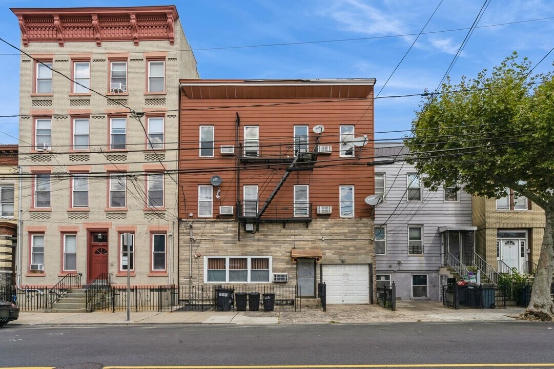 40 Beacon Ave in Jersey City, NJ - Building Photo