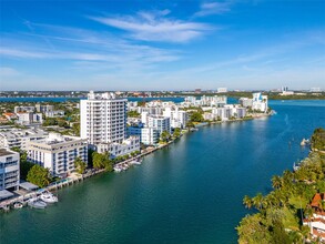 9751 E Bay Harbor Dr in Bay Harbor Islands, FL - Foto de edificio - Building Photo