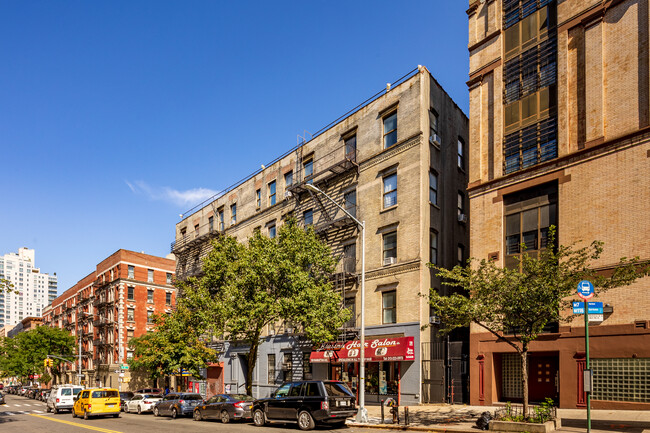 150 Manhattan Ave in New York, NY - Building Photo - Building Photo