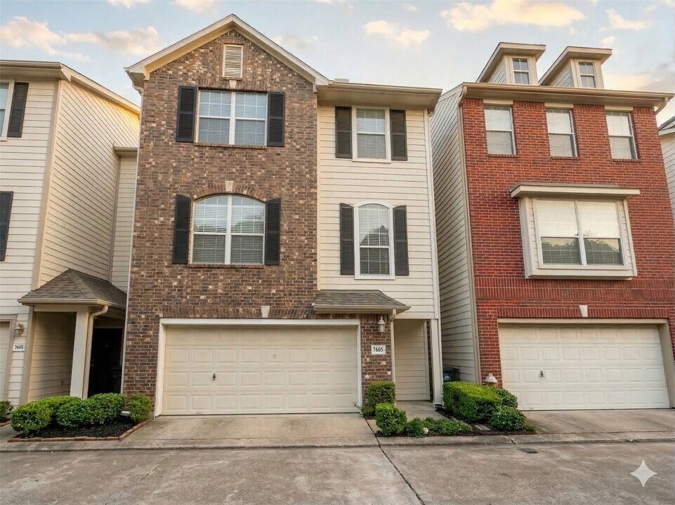 3410 Skyline Village Dr in Houston, TX - Building Photo