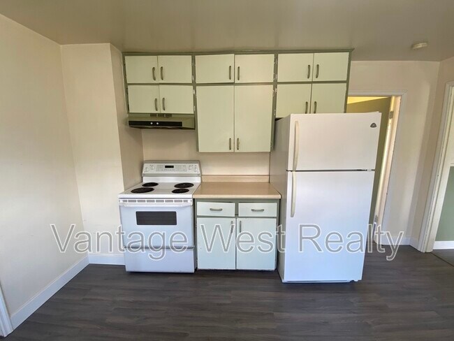 4221 Spiers Rd in Kelowna, BC - Building Photo - Building Photo