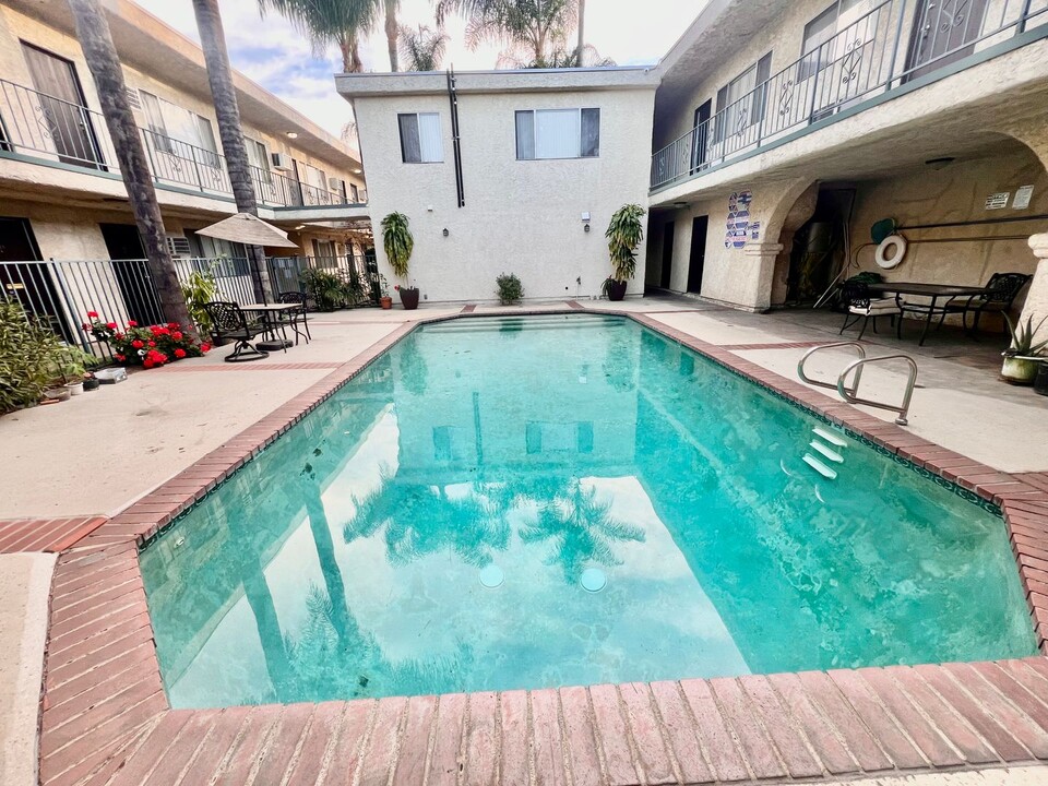 7057 Haskell Ave in Los Angeles, CA - Building Photo