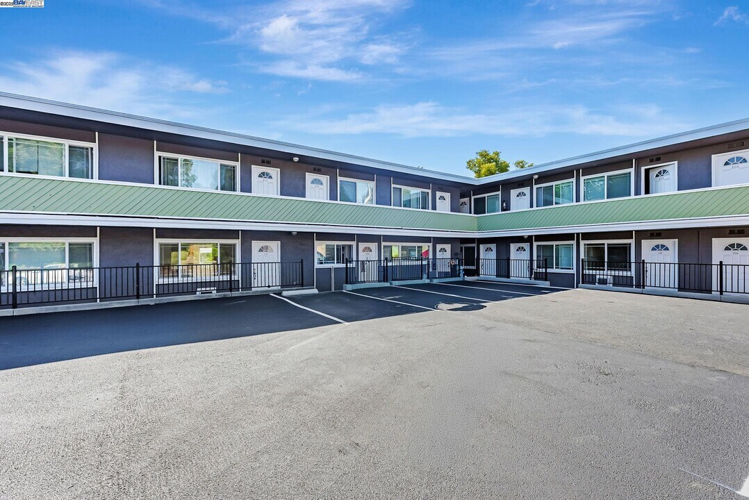 1180 Saranap Ave in Walnut Creek, CA - Building Photo