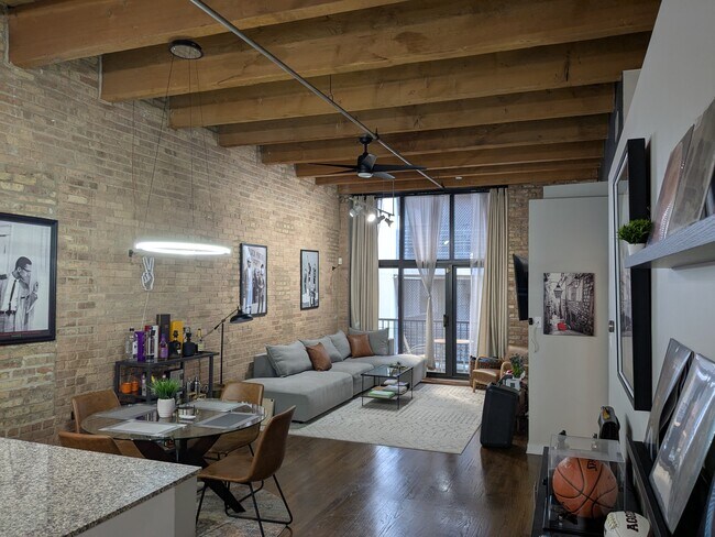300 W Grand Ave, Unit 210 in Chicago, IL - Building Photo - Building Photo