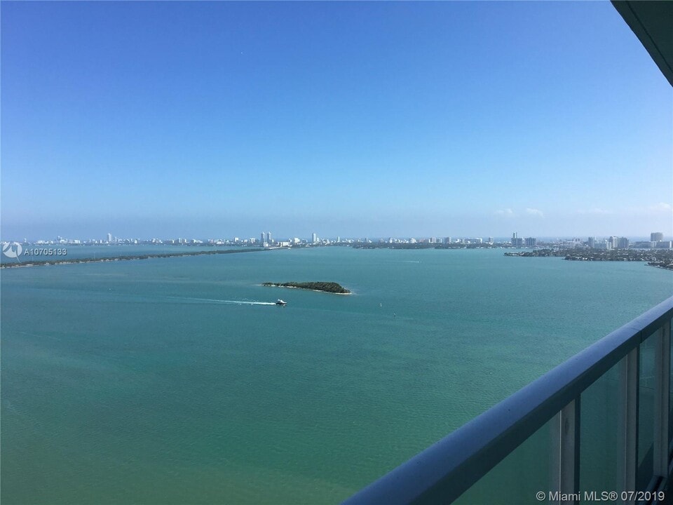 1900 N Bayshore Dr, Unit 1715 in Miami, FL - Foto de edificio