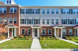 60 Litchfield Ln in Fair Lawn, NJ - Building Photo