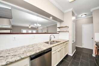 554 Wilcrest Dr in Houston, TX - Building Photo - Building Photo