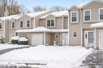 33 S Pointe Cir in Tinton Falls, NJ - Building Photo - Building Photo