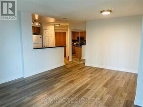 7 Lorraine Dr in Toronto, ON - Building Photo - Building Photo