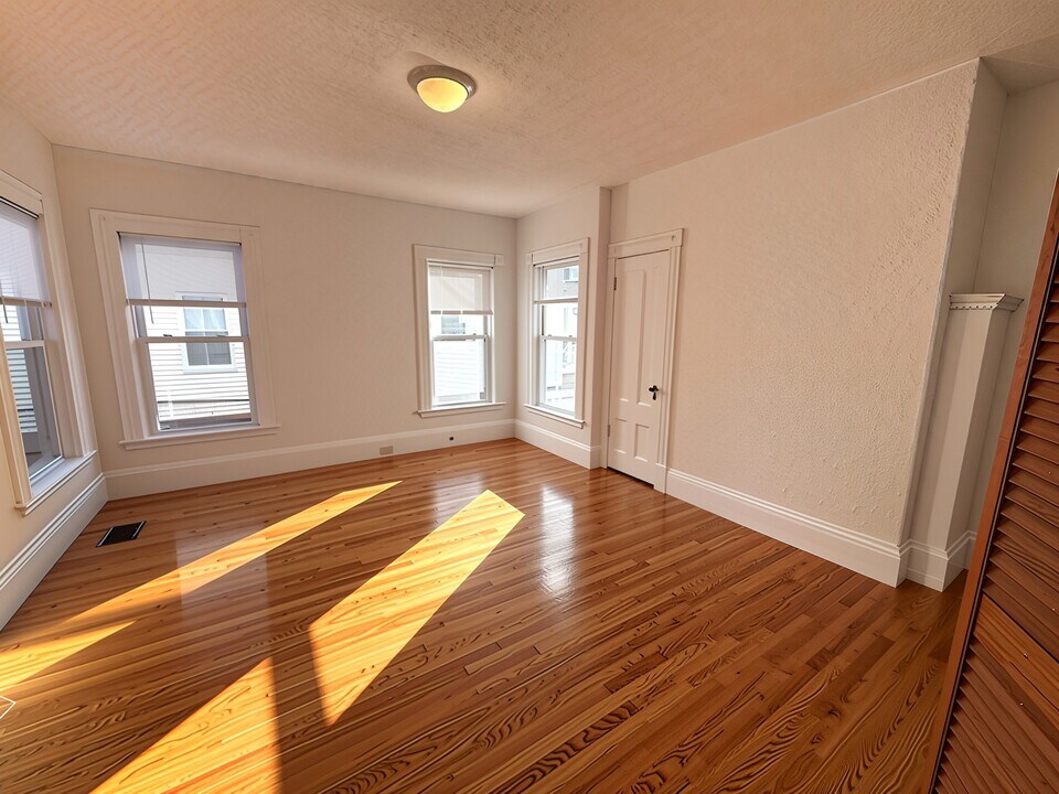 17 Upham St, Unit 1 in Malden, MA - Building Photo