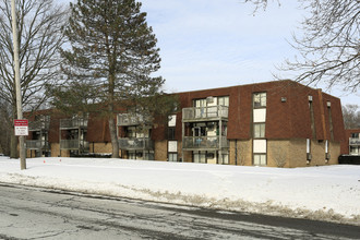 Water's Edge Apartments in Elyria, OH - Building Photo - Building Photo