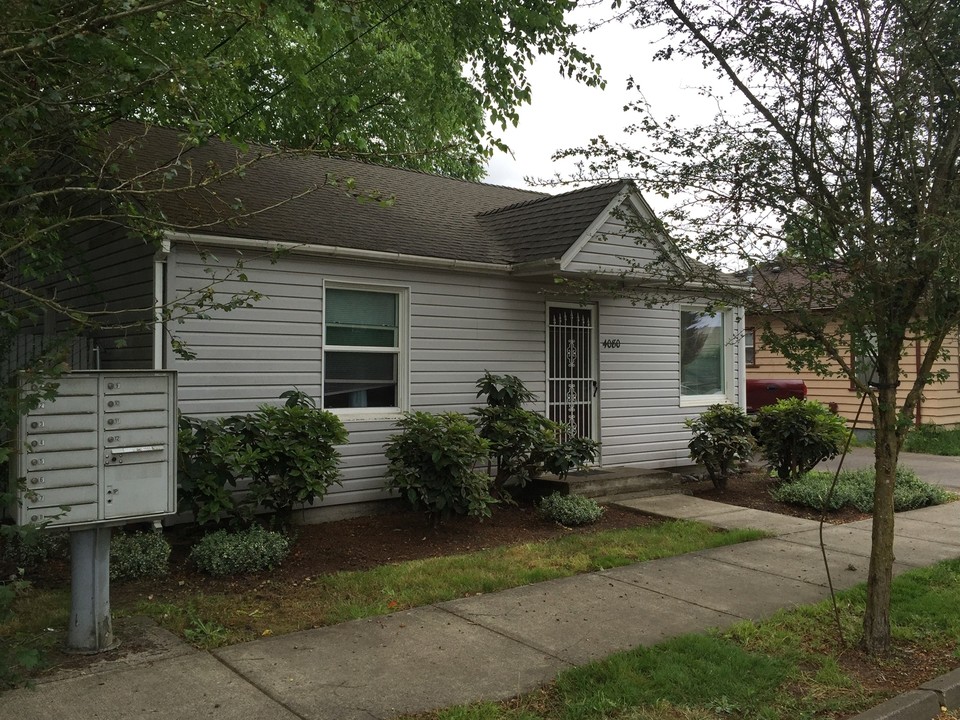 Denver Court Townhomes in Salem, OR - Building Photo