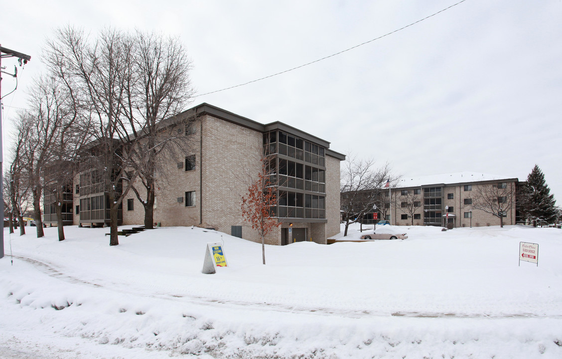 Calibre Chase in Minneapolis, MN - Foto de edificio