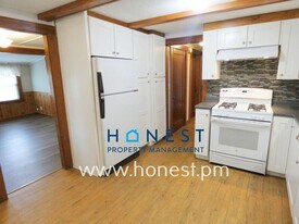 523 Memorial Dr in Winthrop, ME - Building Photo