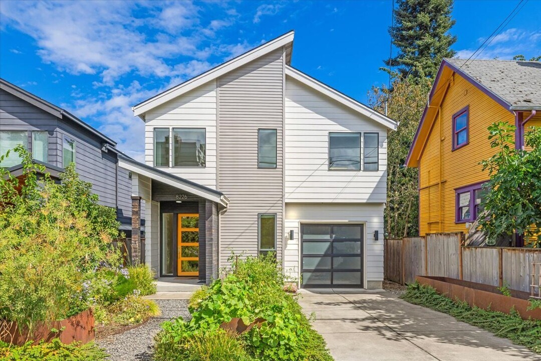 8226 SE 19th Ave in Portland, OR - Building Photo
