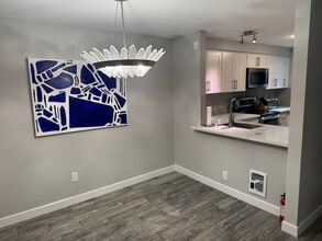 9612 NE 121st Ln in Kirkland, WA - Building Photo - Building Photo