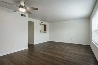 Emerald Pointe Apartments in South Bend, IN - Foto de edificio - Building Photo