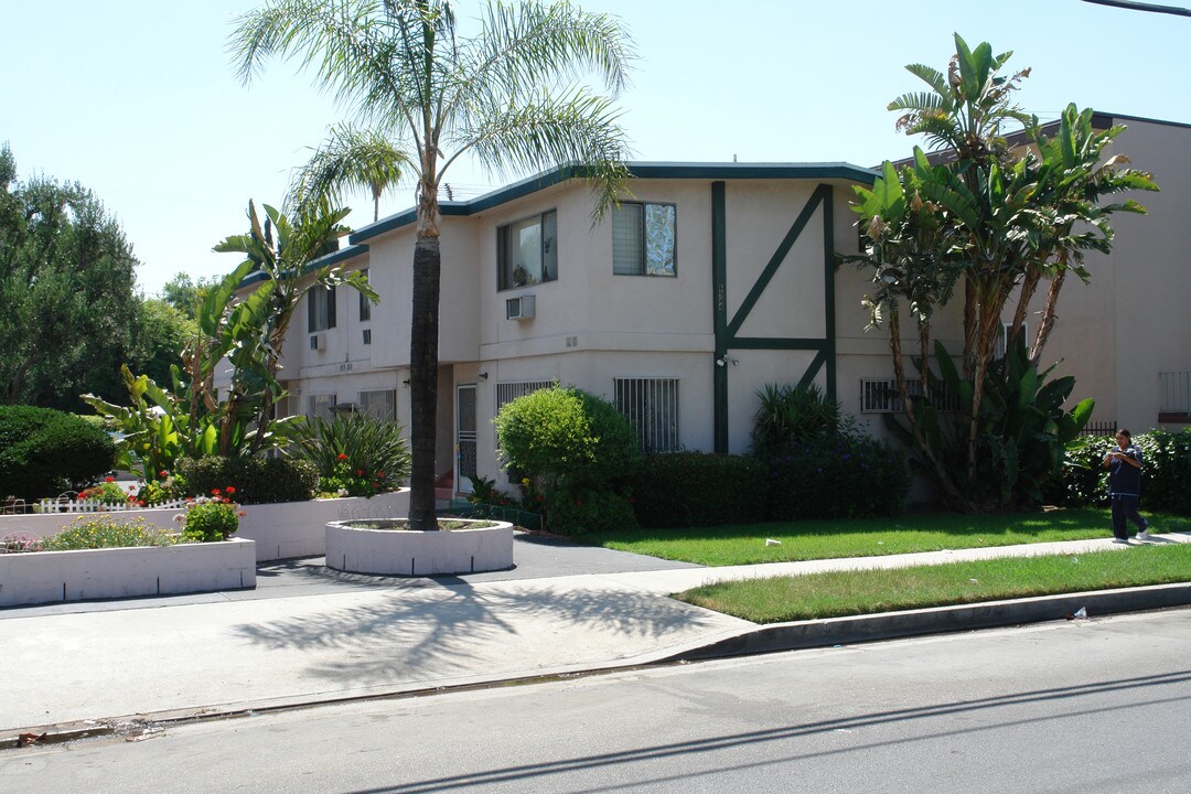 6944-6954 Coldwater Canyon Ave in North Hollywood, CA - Building Photo