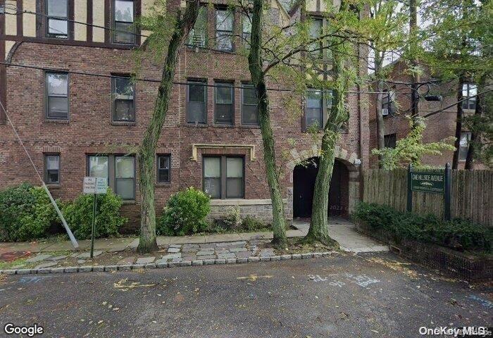 1 Hillside Ave in Great Neck, NY - Building Photo