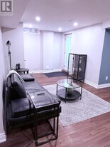 5481 Glen Erin Dr in Mississauga, ON - Building Photo