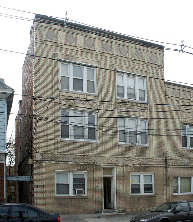 9056 Palisade Plz in North Bergen, NJ - Building Photo