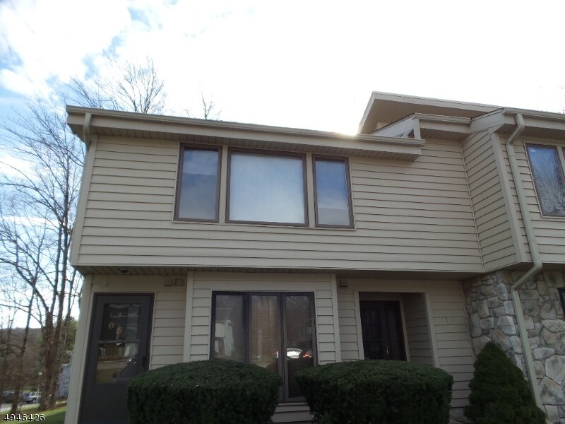 405 Mohegan Cir in Lafayette, NJ - Building Photo