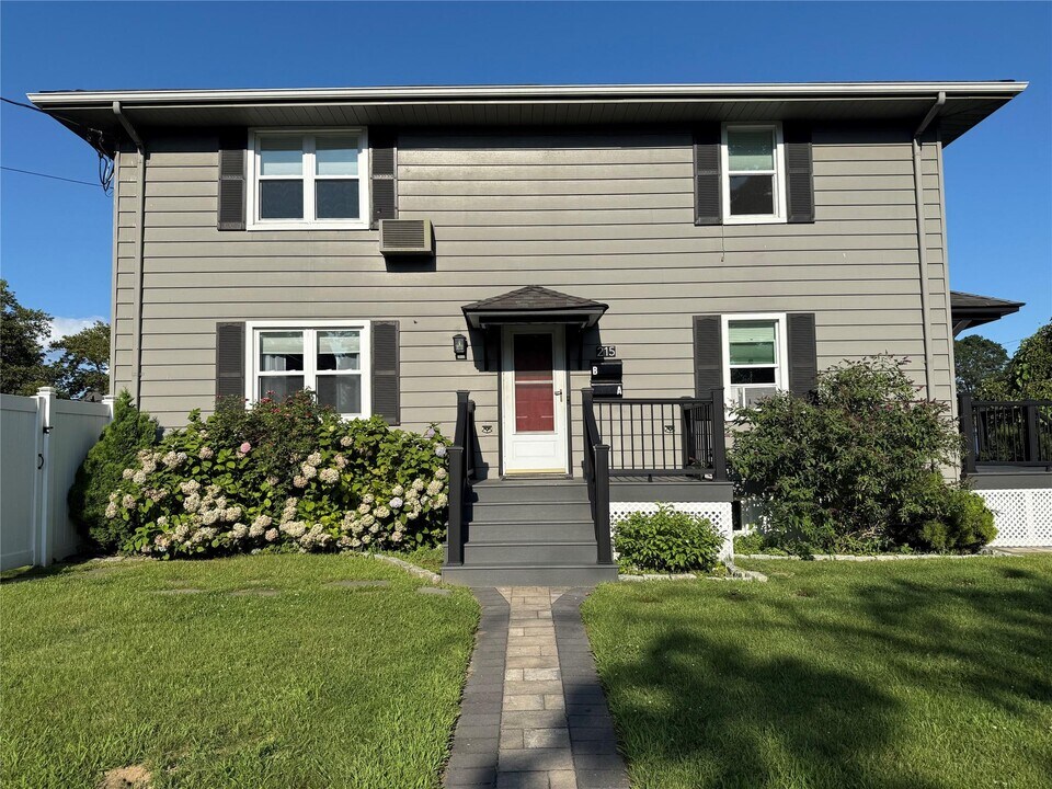 215 Campagnoli Ave in Copiague, NY - Building Photo